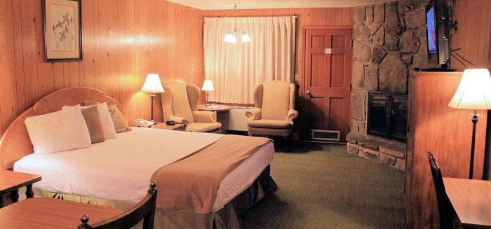 Brookside Lodge (Brookside Motel and Ranch House) - Web Listing (newer photo)